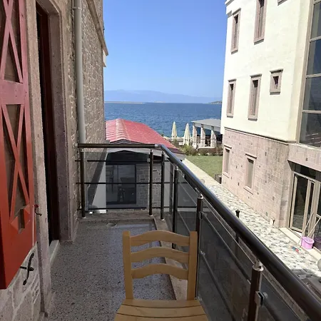 Red Shutters Cunda - Private & Breakfast Отель типа 