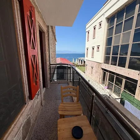 Red Shutters Cunda - Private & Breakfast 3*