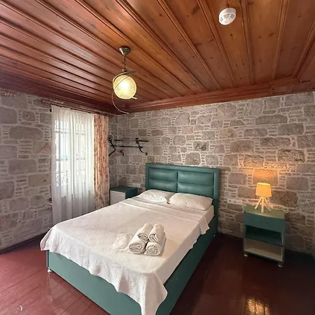 Red Shutters Cunda - Private & Breakfast Отель типа 